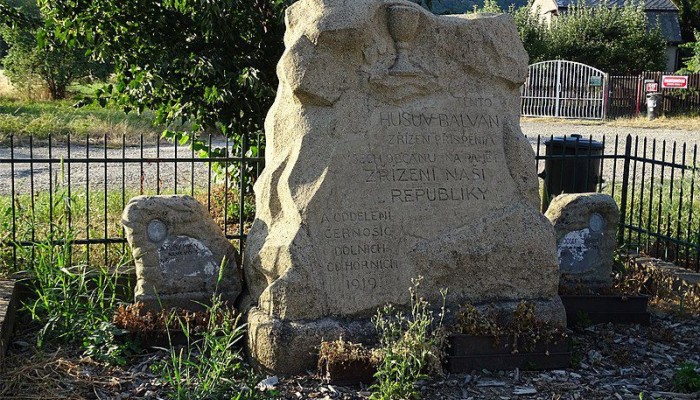 Husův balvan - úprava okolní návsi