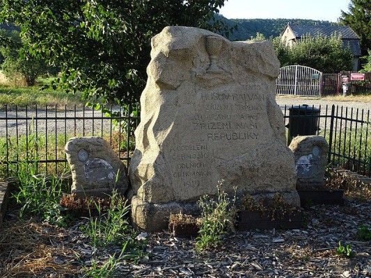 Husův balvan v Dolních Černošicích (zdroj: Wiki)