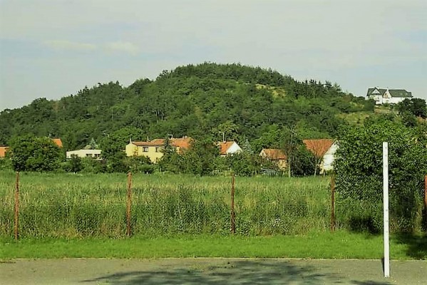 Kyjov - návrší (253 m n.m.) severovýchodně od Lipenců, nad silnicí z Lipan do Zbraslavi.